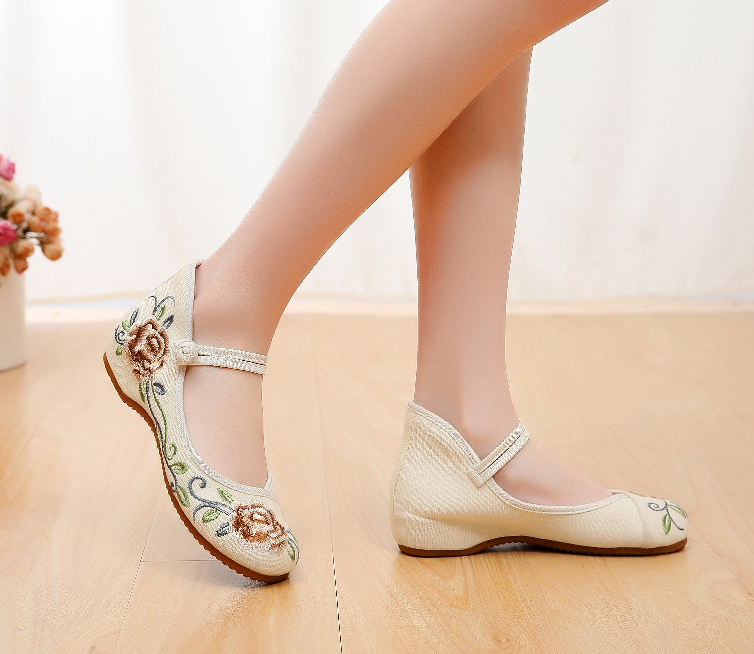 跳舞鞋广场舞布鞋春夏民族风舞蹈鞋女款中老年牛筋底舞蹈女鞋米色34码