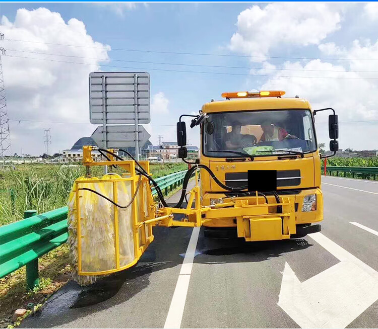 高速公路护栏清洗车道路波形栏板隔离墩倾斜升降式马路沿清理毛刷