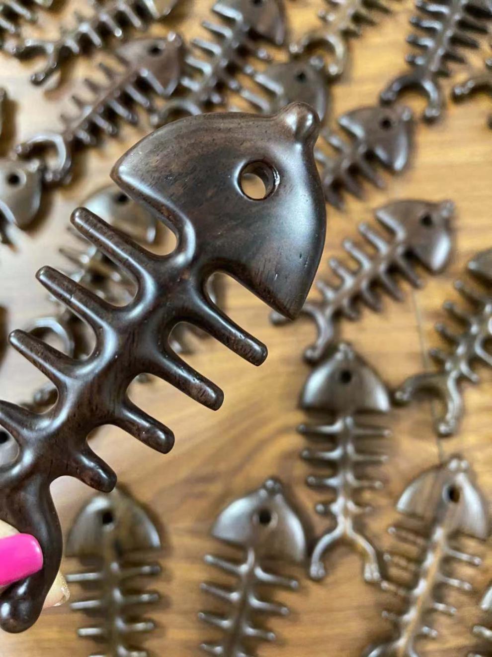 鱼骨按摩梳微瑕疵按摩梳天然檀木梳鱼骨梳五指梳多功能随机发不可退货