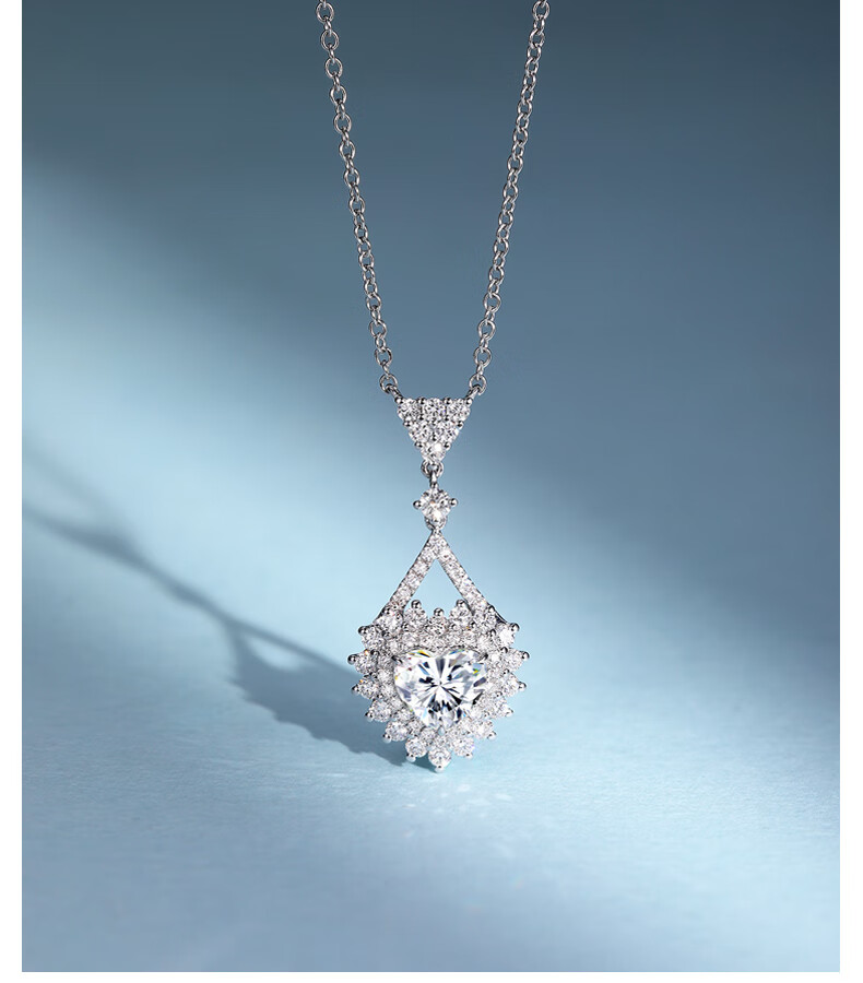 佐卡伊 白18k金70分心形群镶显钻设计钻石项链结婚吊坠女1克拉裸钻