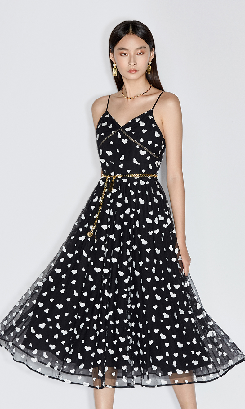 ochirly欧时力新款夏装心形刺绣收腰网纱长款吊带连衣裙女 黑色090 xs