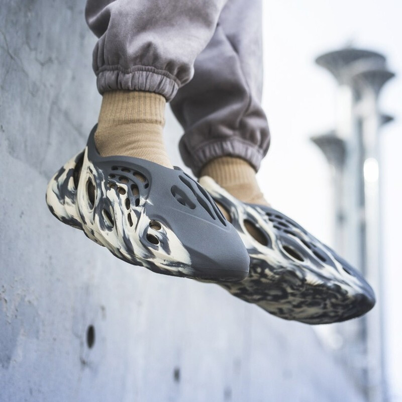 adidas阿迪达斯男女鞋yeezyfoamrunner椰子沙色镂空洞洞鞋拖鞋fy4567