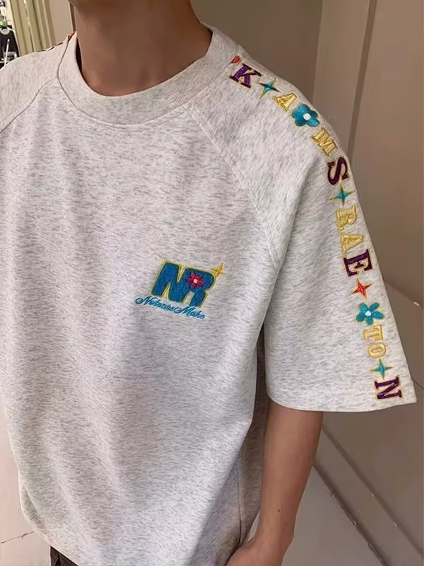 Herr t-shirt i bomull med blomsterbroderi och lös passform_voghion.com