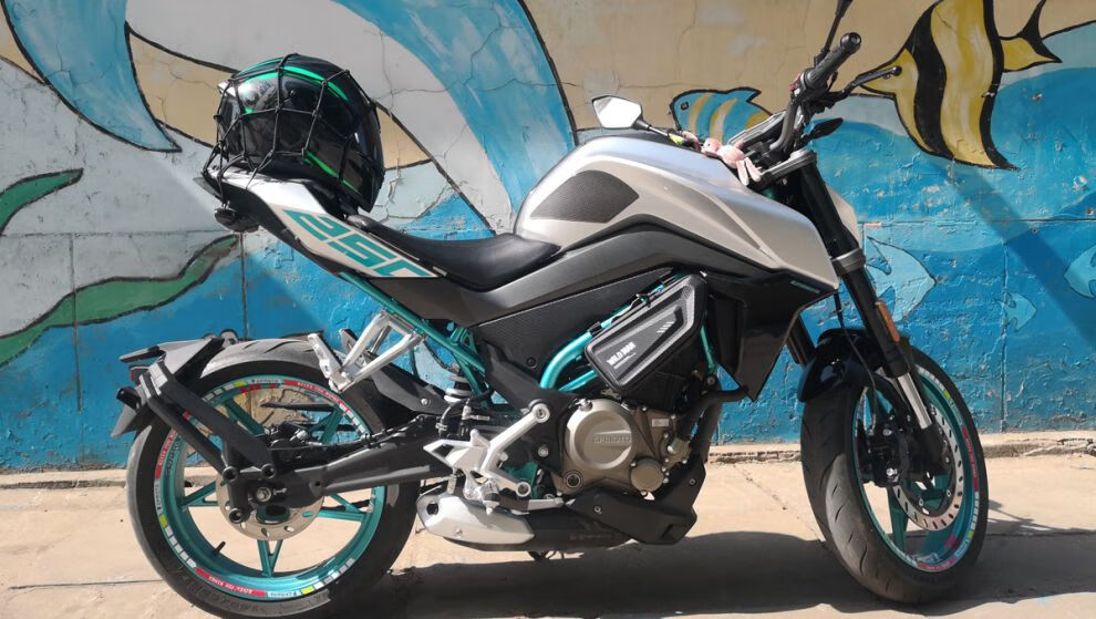 春风250nknk150边包改装侧边挂包防水硬壳三角包摩托车工具包e4硬壳