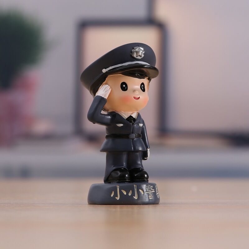 警察公仔摆件创意迷你模型玩偶装饰品节日礼物女款加礼物袋