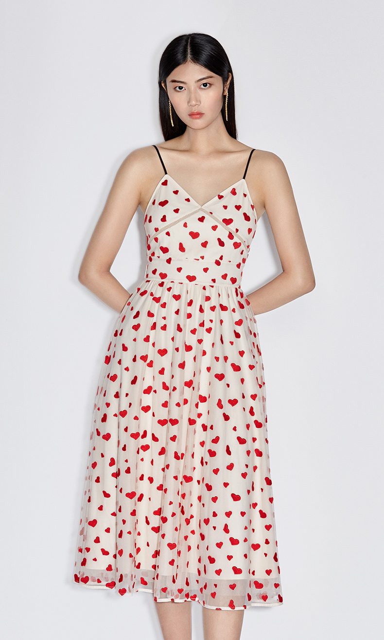 ochirly欧时力新款夏装心形刺绣收腰网纱长款吊带连衣裙女 黑色090 xs