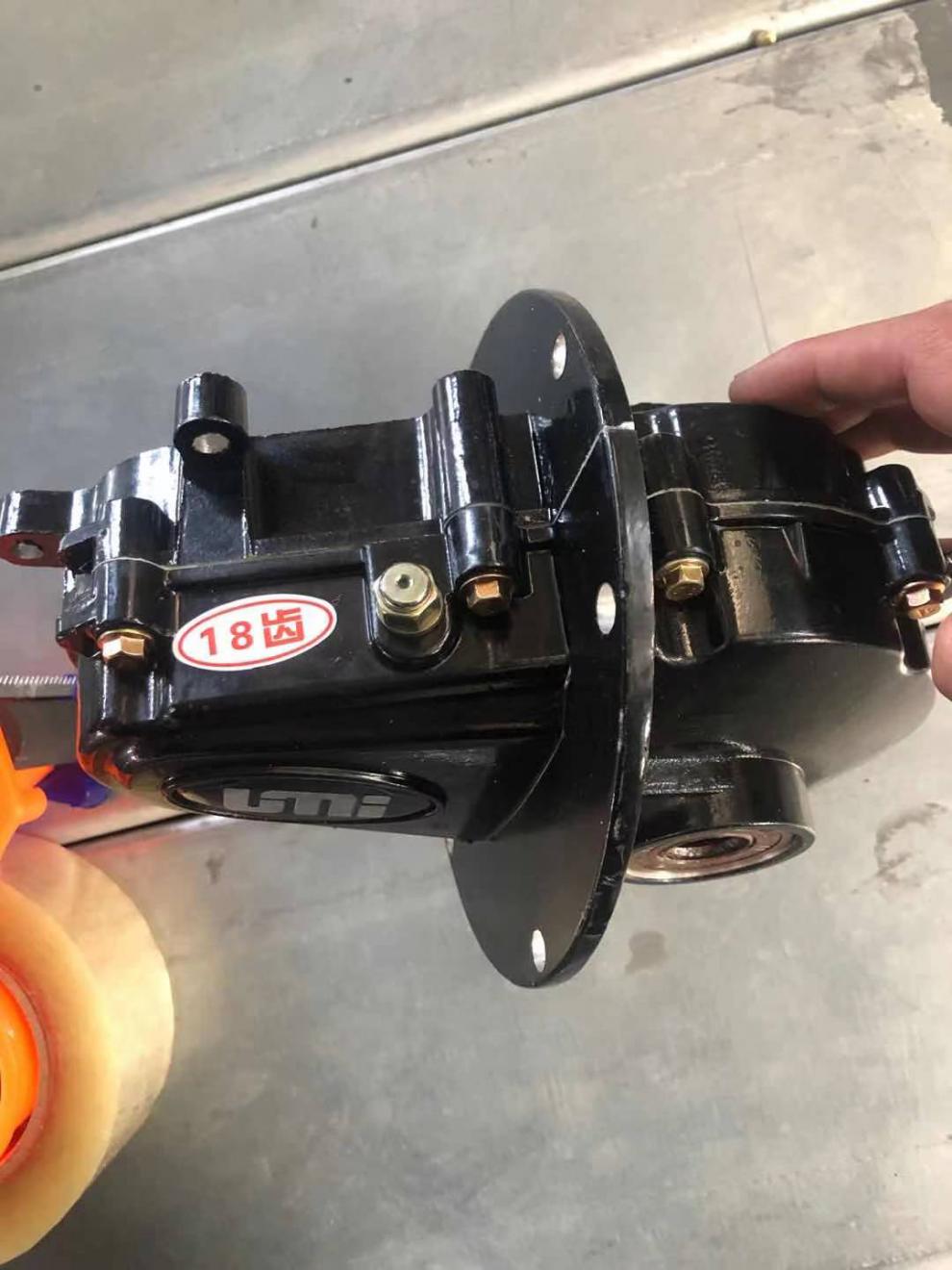 优米电动三轮车整车配件挡风玻璃减震塑件后桥电机控制器金彭 前减震