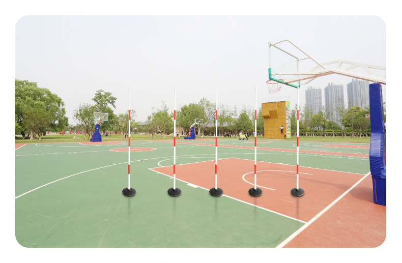 篮球运球绕杆场地标准图片