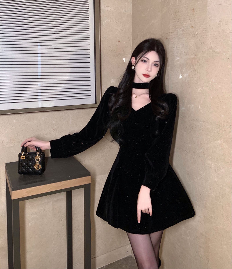 秋冬季挂脖黑色丝绒v领连衣裙蝴蝶结新款泡泡袖蓬蓬裙a字短裙子女黑色