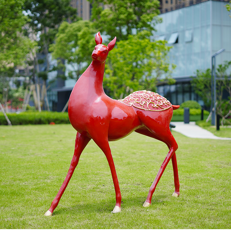 仿铜鹿雕塑麋鹿室外玻璃钢抽象动物摆件园林景观草坪装饰道具模型红色