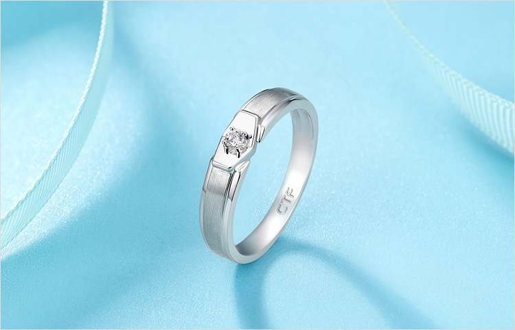 周大福【刻字】情约系列白金/pt950铂金镶钻石戒指/钻戒/情侣对戒/男