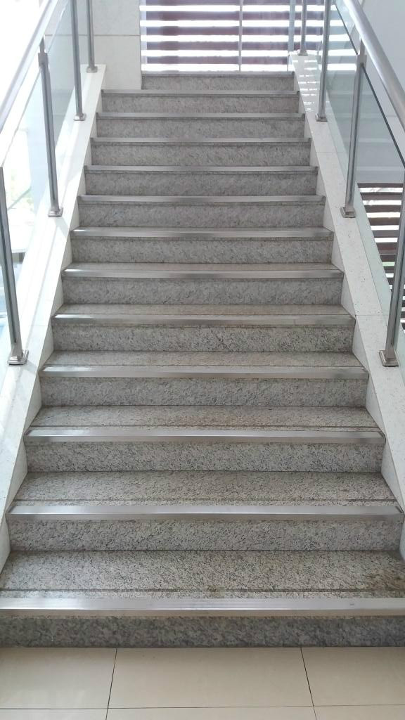 高端时尚现代耐磨不变色台阶楼梯防滑条304不锈钢防滑条(有l型 / 平的