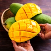La segunda pieza de grandes beneficios Hainan Sanya Jinhuang mango 5 catties mango preferido fruta fresca fruta única alrededor de 200-400 g de fruta grande