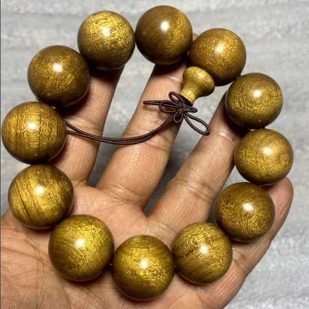 Talk about a sandalwood Sichuan gold silk nanmu hand string Wenwan Buddha beads men's Xiaoye Zhennan Ming and Qing Dynasties demolition house. Old material 20mm 12 pieces