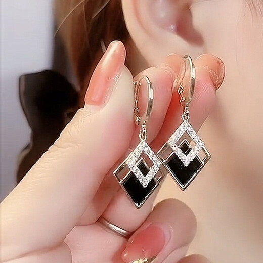 Idel Japanese and Korean new trendy light luxury personalized earrings fashionable black rhombus temperament earrings exquisite niche design for women black prismatic earrings E2059