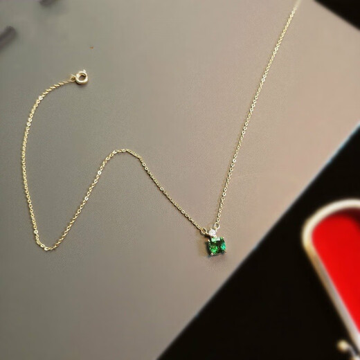 Shixiang emerald necklace American gold stone pendant white cold style ins female simple clavicle chain an emerald clavicle chain