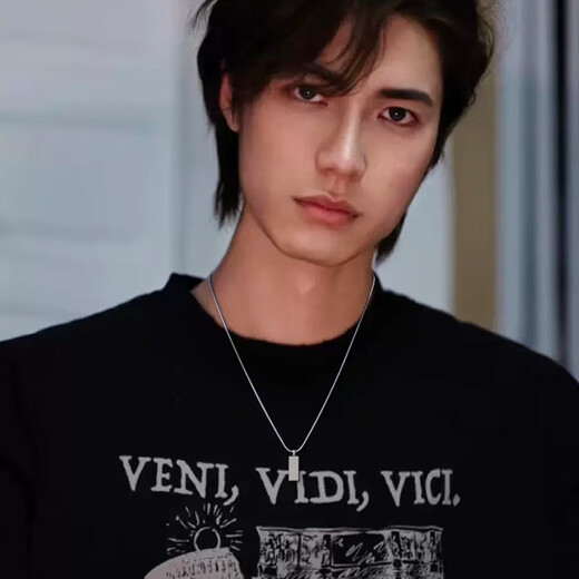 Qi Xiaomi lettering high-end necklace men's handsome hip-hop men's pendant American niche simple titanium steel clavicle chain necklace