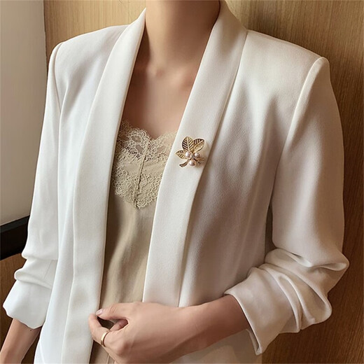 Crystal camellia brooch gift box birthday gift women's shell bead corsage pin buckle suit badge to prevent exposure