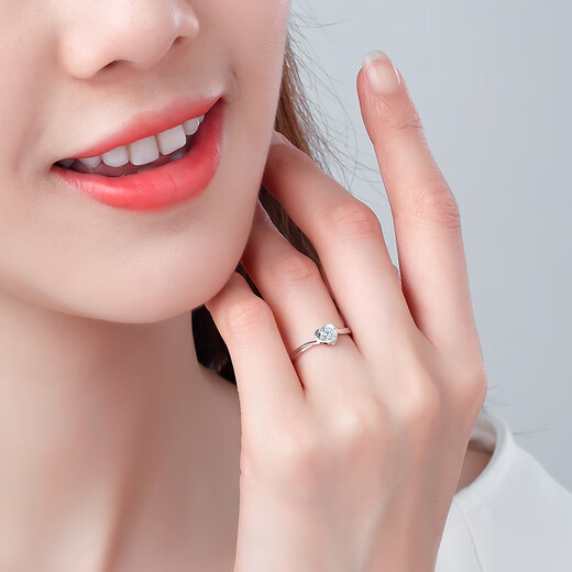 Chow Pak Fook Diamond Ring Women's 18K Gold Diamond Ring Proposal Wedding Ring Single Diamond Twist Arm Chinese Valentine's Day Gift for Girlfriend 30 Points Effect 8-Point Shape Diamond Ring