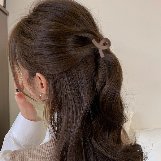 Sha Yanqian's short perm hairpin for short hair and long transitional period device small grabber hairpin for the back of the head, half-tied hair style, suitable for small hair volume, coffee color