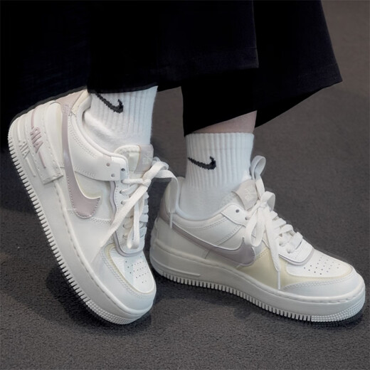 Chaussures féminines Nike Nouveau AF1 White and Purple Force Force One Lightweight et polyvalent bas Top non glissé Les chaussures de planche à usure de usure Sports Chaussures décontractées IB3881-001 Blanc et vert 35.5