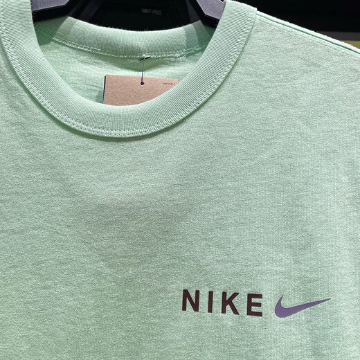 Nike (NIKE) nueva camiseta de manga corta de verano para hombre, moderna y moderna, con estampado en la espalda, cuello redondo, transpirable, deportiva y de ocio, camiseta de media manga HF6172-376 S