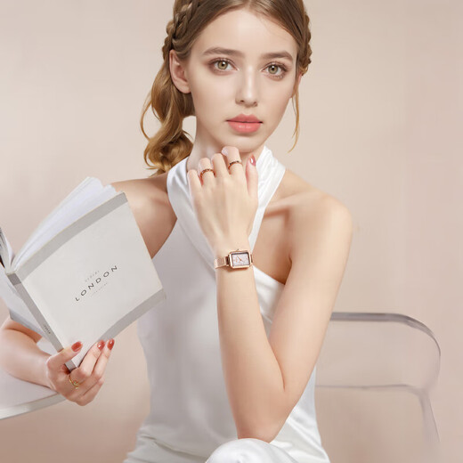 Burberry girls' birthday gift for women, niche high-end and exquisite gift for girlfriend, wife and best friend, heart-warming and practical, New Year's Day, champagne gold mesh belt (necklace + bracelet + gift box)