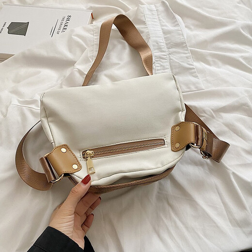 Sac en tissu en nylon décontracté cool Danny pour femmes Sac de créneau de niche sac de conception légère de grande capacité de grande capacité sac crossbody sac blanc