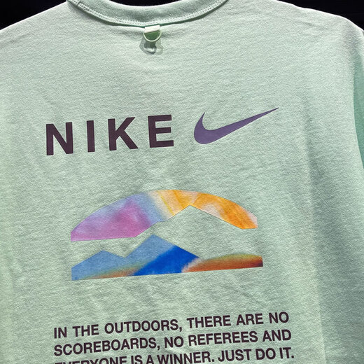 Nike (NIKE) nueva camiseta de manga corta de verano para hombre, moderna y moderna, con estampado en la espalda, cuello redondo, transpirable, deportiva y de ocio, camiseta de media manga HF6172-376 S