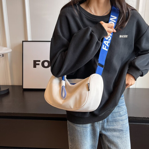 Jingzhi Casual Nylon -Tasche für Frauen im Herbst und Winter Neue modische Umhängetasche vielseitige Breitband -Crossbody -Kissen -Tasche Weiß und Blau