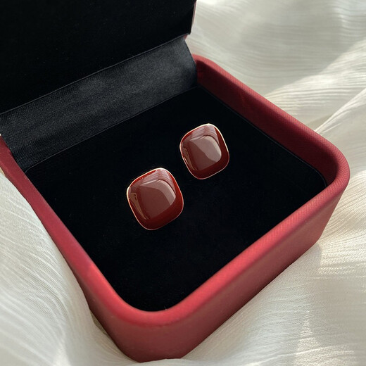 Idel burgundy square French high-end commuting autumn and winter earrings women's trendy earrings earrings birthday gift women's jewelry Chelizi red earrings E0609