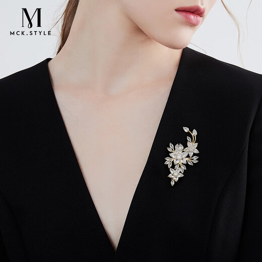 Mck flower brooch high-end women's coat sweater corsage decorative pin accessories Chinese Valentine's Day gift