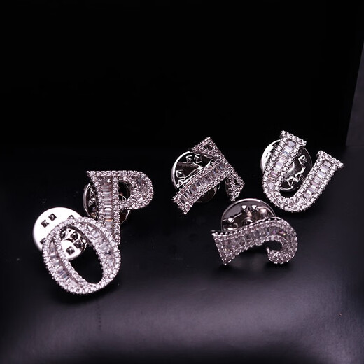Bomp xiao zhan xz gleicher Stil 26 Englische Nachname Buchstaben kleiner Kragen Pin Anzug Brosche Herrenabzeichen Schnalle x Stein Spurpferd Nadel 1,5 cm