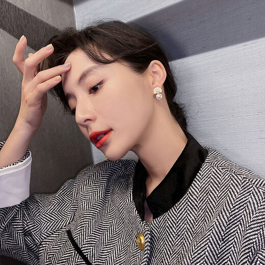 Snow hoop earrings, high-end fashion earrings, temperament, small fragrance, Internet celebrity earrings, 2024 new trendy women's summer high-end earrings