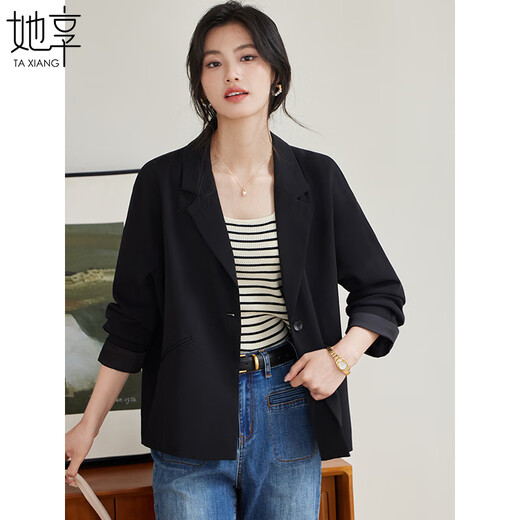 Elle aime les vestes courtes, les blazers décontractés, les tenues de travail, le tempérament, les petits costumes, les hauts courts noirs, T143U6001
