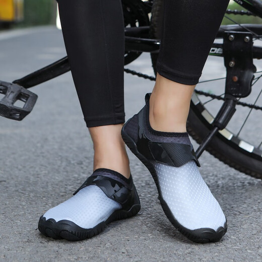 Ruizhilang lightweight cycling shoes for men and women, outdoor lock-free mountain couples, road leisure, breathable, soft-soled, non-slip cycling shoes, Quan F001 black and gray (one size larger) 40