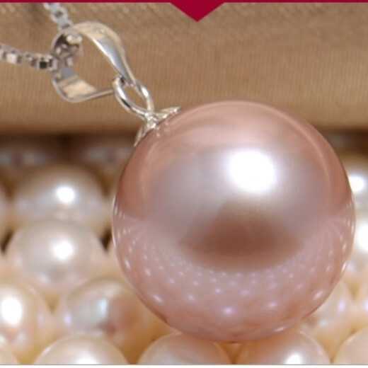 Drops of water form pearls. Nanzhu Family's round freshwater pearl 18K gold pendant is a classic and simple gift for your girlfriend. 8-9mm white pearl + white 18k gold holder.
