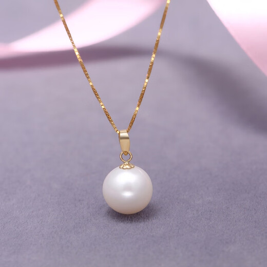 Drops of water form pearls. Nanzhu Family's round freshwater pearl 18K gold pendant is a classic and simple gift for your girlfriend. 8-9mm white pearl + white 18k gold holder.