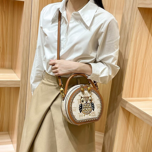 伯姿莉（BAIZILI）品牌真皮包包女包时尚百搭小圆包卡通刺绣手提包宽肩带大气斜挎包 米白色（专柜礼盒套装）