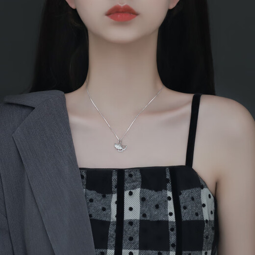 Collar para mujeres, estilo de hadas de verano, versátil, nicho de lujo ligero 2021 Nuevo diseño de la cadena de clavículas de diseño M1342 [Collar de hoja de Ginkgo]