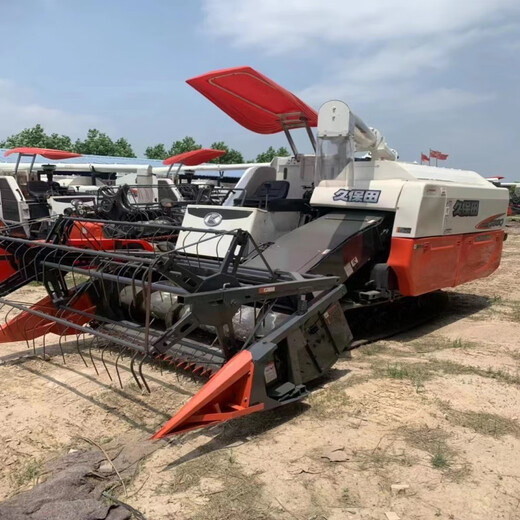 
Kubota 688Q 68 horsepower crawler combined grain harvester harvester wheat soybean soybean soybean sorghum small