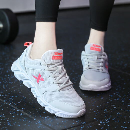 
XTEP (XTEP) [Mesh Women's Running Shoes Collection] Women's Shoes Sports Shoes Fashion Spring and Summer Breathable Shoes Absorbing Fitness Casual Shoes for Women Light Gray Red 7001 35