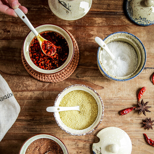 Kitchen seasoning box inside and outside the house, ceramic seasoning jar combination set, household salt shaker, seasoning storage box, sugar jar, oil and pepper jar, mixed color - three-piece set with tray and spoon