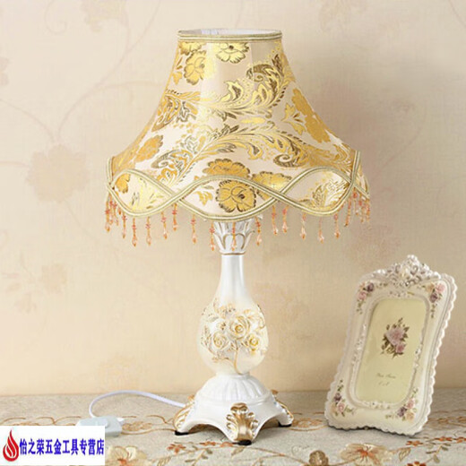XMSJ Schlafzimmer Schreibtisch Lampe Nacht Lampe Europäischer Stil Pastoral Retro Klassisches amerikanisches Weißes Wohnzimmerstudie Bester Hochzeitsgeschenk 9928a Clivia Golden Lampenschildschalter Schalter