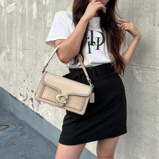 蔻驰（COACH）女士专柜款C扣中号TABBY单肩斜挎包 时尚手提包女包 米色CJ838 B4IY