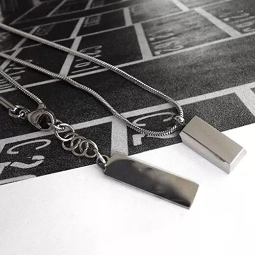 Qi Xiaomi lettering high-end necklace men's handsome hip-hop men's pendant American niche simple titanium steel clavicle chain necklace