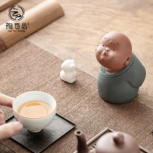 Tao Yunshang's ceramic Zen purple sand monk tea pet ornaments can be used to raise handmade tea and play tea table ornaments and tea accessories. Senior brother + second senior brother - two small white dogs for free