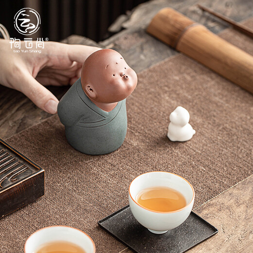 Tao Yunshang's ceramic Zen purple sand monk tea pet ornaments can be used to raise handmade tea and play tea table ornaments and tea accessories. Senior brother + second senior brother - two small white dogs for free