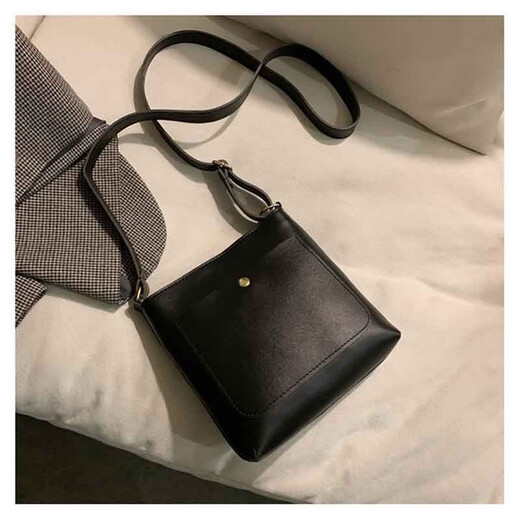 QUEEN TRIP popular texture crossbody niche women's bag 2023 new fashion single shoulder crossbody bag for women versatile ins small square bag trendy black