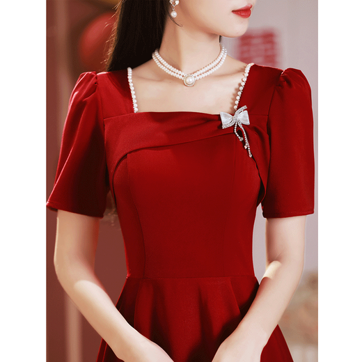 Saile Toast Clothes Bride 2025 Nouvelle petite robe de fiançailles portant généralement une robe de mariée pour la femme de style mince d'été borgogne l